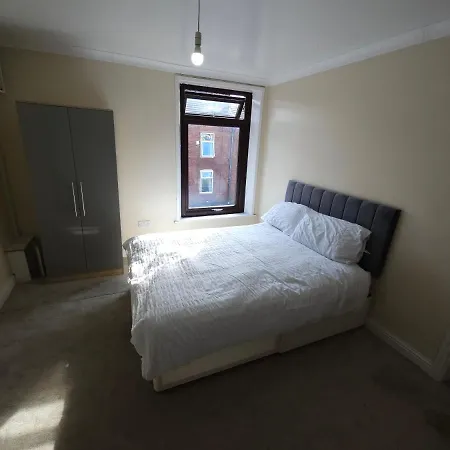 Stylish Property Near Town Centre Tyldesley Exterior photo