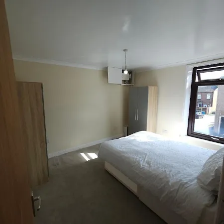 Stylish Property Near Town Centre Tyldesley Exterior photo