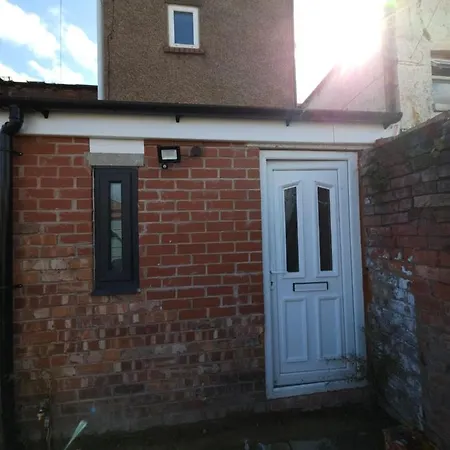 Stylish Property Near Town Centre Tyldesley Exterior photo