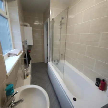 Stylish Property Near Town Centre Tyldesley Exterior photo
